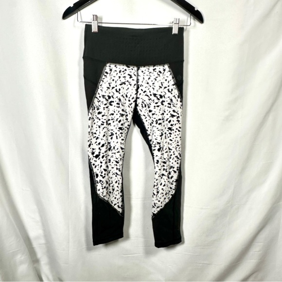 Athleta Stealth TruCool Capri Leggings Airflow Panels XS Black/White Athleisure - Picture 3 of 11